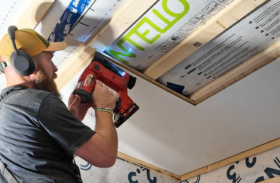 Snickare monterar Foresias takskiva Premium Ceiling