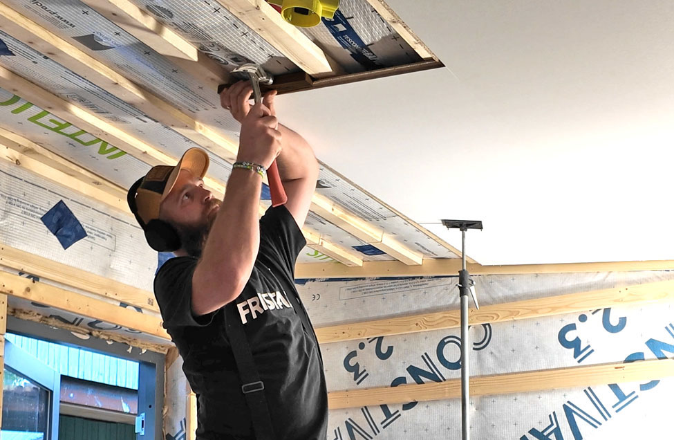 Snickare monterar Forestia Premium Ceiling